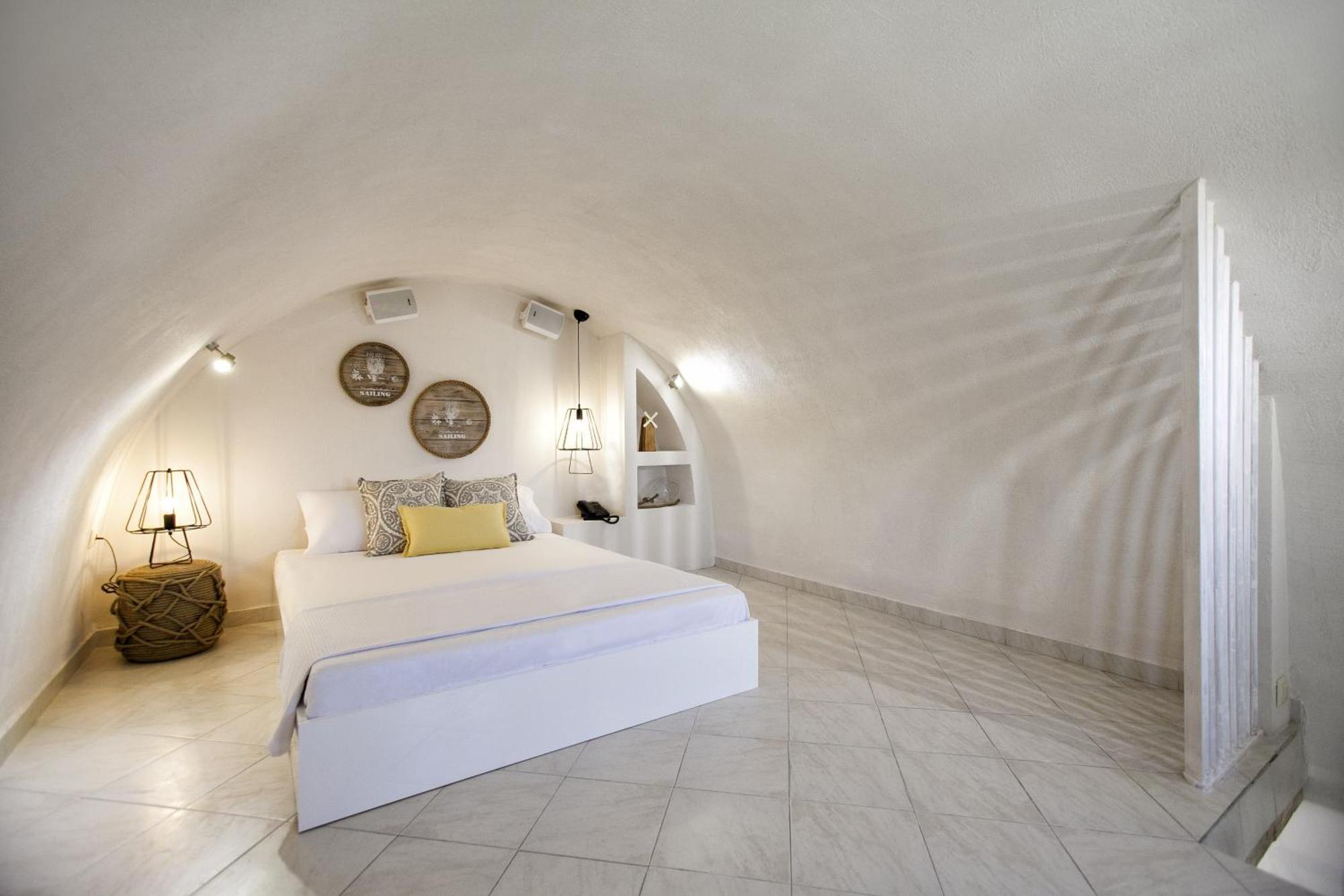 Privée Santorini 2*