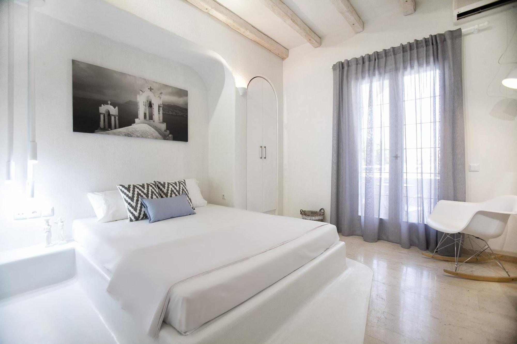 Privee Santorini Hotel