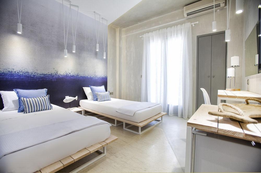 Privee Santorini 2*